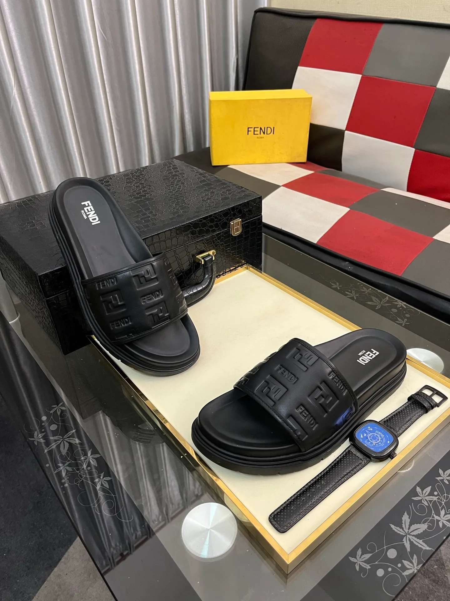 Men's men's shoes💰320⌚️⌚️FENDI Fendi slippers and sandals are shipped💄How can this summer be without the blessing of little monsters💄Original imported special hardware decorative pattern➕Original private model outsole! Details determine success or failure, good quality is not afraid of magnifying details! It feels super comfortable on your feet! This summer you need a pair of trendy, cool and comfortable sandals👣 Standard size: 38-443️⃣Colors available